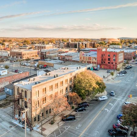 Deluxe Studio In Historic Downtown Building! Bartlesville Buitenkant foto